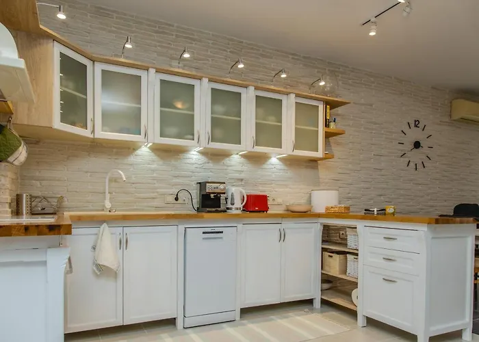 Apartamento Lovely 3bd Flat With Parking And Sea View By Flаt Manаger